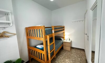 Chambre double calme avec un lit double et salle de bain partagée à proximité de la Plaza Catalunya S3