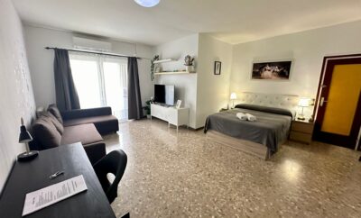 Chambre quadruple spacieuse avec salle de bain partagée près de la Plaza Catalunya S1