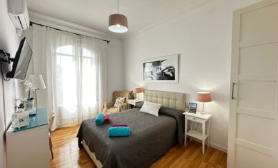 Belle chambre double avec balcon et salle de bain partagée près de l’Arc de Triomphe T1