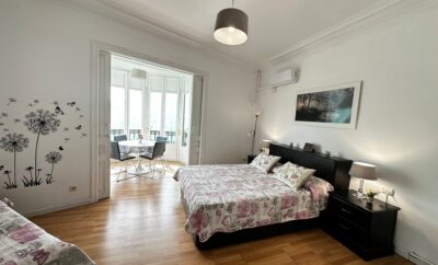 Chambre quadruple spacieuse avec balcon et salle de bains partagée à proximité de l’Arc de Triomphe T4