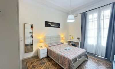Chambre double douillette avec balcon et salle de bain commune à proximité de la Casa Batlló R1
