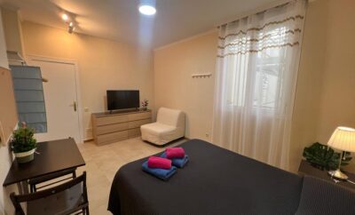 Triple room with double bed and armchair located near Gran Vía metro station Barco2