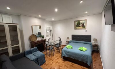 Comfortable quadruple room with double bed and sofa near Gran Vía metro station Figue4