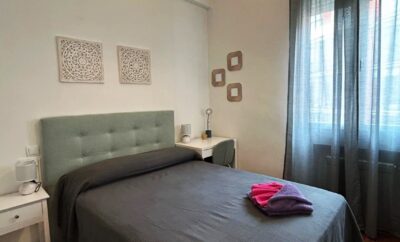 Chambre double avec un lit double et une salle de bain partagée près de la Plaza Santa Ana Magda1