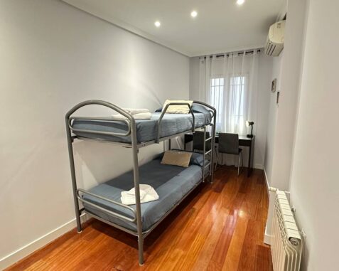 Toledo4 – Twin room with bunk beds and shared bathroom