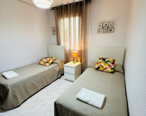 Cozy room with two single beds near the Toledo’s Gate Alatriste2