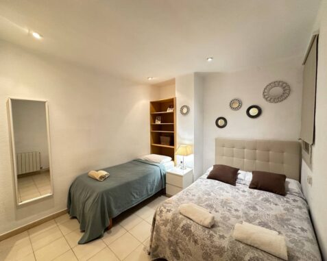 Small triple room near Passeig de Gràcia metro station Con3
