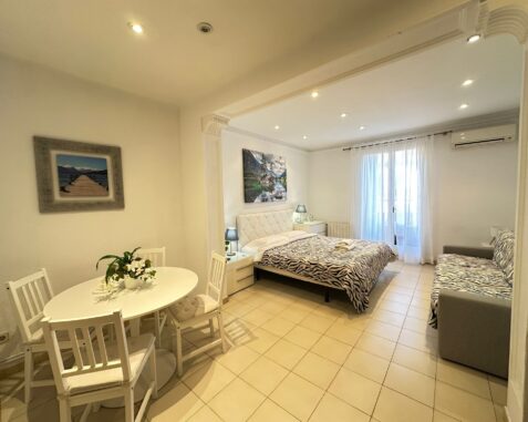 Spacious bright quadruple room near Passeig de Gràcia metro station Con1