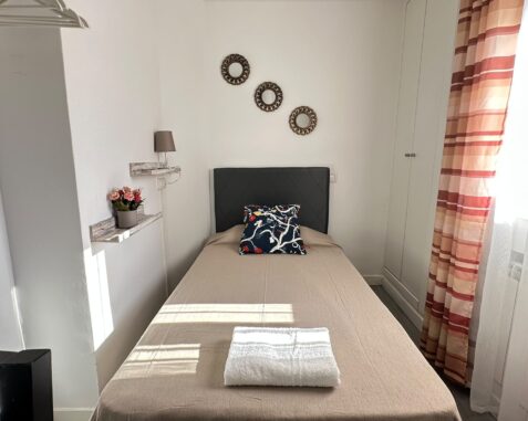 Cozy single room near Tirso De Molina metro station Cab1