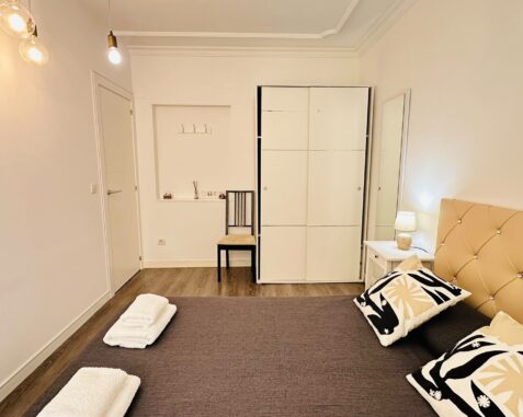 Bright double room near Tirso De Molina metro station Cab3